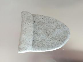 取一个面团擀成椭圆形，从上而下卷起来