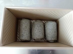 放入450克吐司模具中