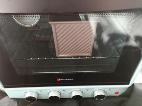 烤箱放一碗温水，打开发酵功能进行第二次发酵