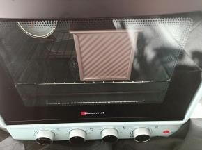 烤箱放一碗温水，打开发酵功能进行第二次发酵