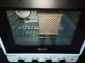 放入预热好的烤箱，上下火150度烤35分钟，出炉后立刻脱模，晾至手温后密封保存