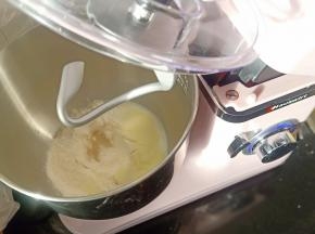 主材料除盐，黄油外按顺序放入厨师机桶，1档搅成团后转2档