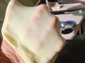 揉至粗膜时加入黄油和盐，继续二档揉至可以拉出坚韧的薄膜，无需手套膜