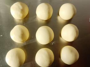 平均分成9份，盖保鲜膜松弛20分钟