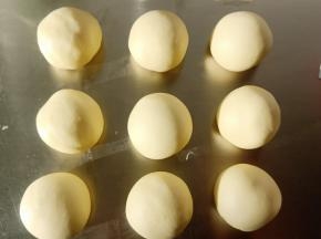 平均分成9份，盖保鲜膜松弛20分钟