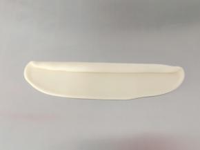 取一份面团擀成椭圆形，从长的一边卷起来后搓长一点