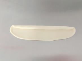 取一份面团擀成椭圆形，从长的一边卷起来后搓长一点