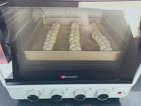 烤箱放一碗温水，打开发酵功能进行发酵