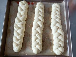 发酵至两倍大取出，刷蛋液撒白芝麻