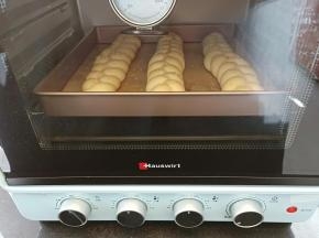 放入预热好的烤箱，上下火180度烤15分钟左右，上色满意后及时加盖锡纸