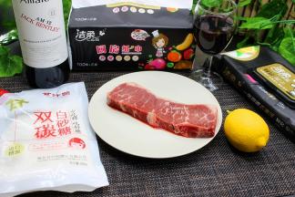 随着生活水平的提高，很多人喜欢吃牛排，也想在家自己煎牛排，经常有朋友问我，煎牛排的时候，洗还是不洗？解冻还是不要解冻？放油还是不放油，如果放油放什么油？煎几成熟最合适？红酒牛排中的红酒和白砂糖用什么比例？这些都很讲究！接下来一一分享给大家: