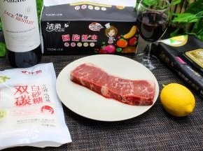 随着生活水平的提高，很多人喜欢吃牛排，也想在家自己煎牛排，经常有朋友问我，煎牛排的时候，洗还是不洗？解冻还是不要解冻？放油还是不放油，如果放油放什么油？煎几成熟最合适？红酒牛排中的红酒和白砂糖用什么比例？这些都很讲究！接下来一一分享给大家: