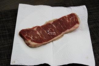 牛排从冷藏室拿出来，用厨房纸巾，吸干水分，我用的是原切牛排不需要洗，会冲走纤维，影响口感。