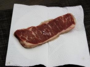 牛排从冷藏室拿出来，用厨房纸巾，吸干水分，我用的是原切牛排不需要洗，会冲走纤维，影响口感。