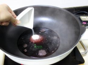 煮锅倒入红酒煮沸之后放入白砂糖。其中红酒要选择干葡萄酒，红酒和与白砂糖的比例为2:1，也叫黄金料汁比例。