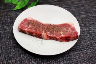 吸干水分的牛排，放入黑胡椒粉、海盐、调料，接下来煮牛排红酒酱料。