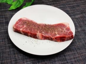 吸干水分的牛排，放入黑胡椒粉、海盐、调料，接下来煮牛排红酒酱料。