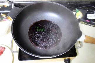 红酒煮至很多气泡，有粘稠感，颜色红亮，熄火，红酒的调料汁就做好了。