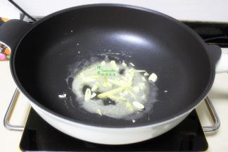 热锅，切一小块黄油，放入锅里软化，倒入蒜煸炒香。其中煎牛排要用黄油口感松软。也可以用橄榄油，其他油不适合煎牛排