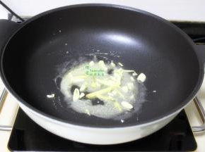 热锅，切一小块黄油，放入锅里软化，倒入蒜煸炒香。其中煎牛排要用黄油口感松软。也可以用橄榄油，其他油不适合煎牛排