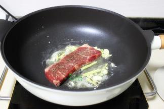 调至高温，放入腌制好的牛排煎至外皮焦脆，翻转另外一面，继续煎至每30秒翻转一次，根据自己喜欢的口感七成熟或全熟，我喜欢吃全熟，外焦里嫩。