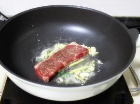 调至高温，放入腌制好的牛排煎至外皮焦脆，翻转另外一面，继续煎至每30秒翻转一次，根据自己喜欢的口感七成熟或全熟，我喜欢吃全熟，外焦里嫩。