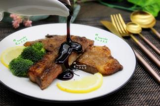 煎好的牛排切成二块，装入盘子，加点装饰食材柠檬片，在牛排上挤几滴柠檬汁，然后把熬煮好的红酒调料汁，淋在牛排上，