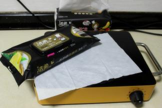 煎好牛排之后，炉子很脏，可以用洁柔厨房湿纸巾轻轻擦一擦，干净明亮，跟新的的一样。