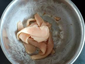 鸡胸肉切片，加入辅料中的材料拌匀腌20分钟