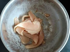 鸡胸肉切片，加入辅料中的材料拌匀腌20分钟