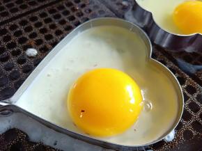 鸡蛋煎熟，几分熟看个人喜欢