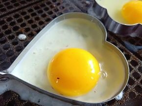 鸡蛋煎熟，几分熟看个人喜欢