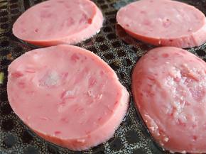 培根火腿片也煎一下，不喜欢的可以不煎