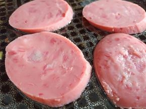 培根火腿片也煎一下，不喜欢的可以不煎