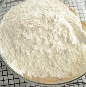 将混合粉类一次性倒入盆里。切拌至无干粉状态即可。