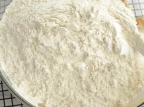 将混合粉类一次性倒入盆里。切拌至无干粉状态即可。