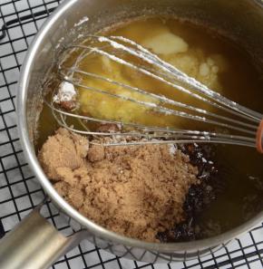 将太古黄金幼砂糖，白砂糖，香草精一起倒入黄油中。用手抽大致搅拌均匀即可。 