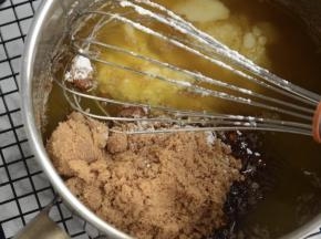 将太古黄金幼砂糖，白砂糖，香草精一起倒入黄油中。用手抽大致搅拌均匀即可。 