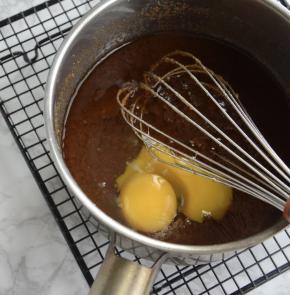 加入鸡蛋和蛋黄，搅拌30秒，静置3分钟。如此重复四五次。