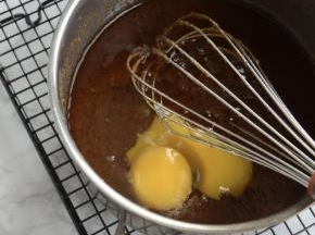 加入鸡蛋和蛋黄，搅拌30秒，静置3分钟。如此重复四五次。