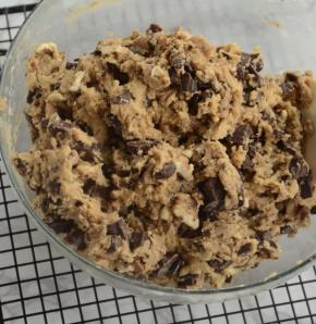 加入巧克力碎和核桃碎。搅拌均匀即可。