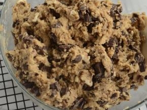 加入巧克力碎和核桃碎。搅拌均匀即可。