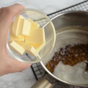 趁热加入剩下的55g黄油。搅拌至融化。