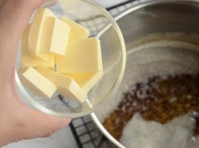 趁热加入剩下的55g黄油。搅拌至融化。