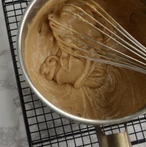 五次以后，面糊开始变的浓稠，顺滑。每一次静置都会比上次浓稠，顺滑。直至图示状态即可。这就完成了鸡蛋，糖，黄油的乳化。面团香气十足。然后倒入一个稍大的容器里。