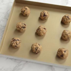 烤箱150度预热十分钟，将面团分成40g一个的面团。搓圆放入烤盘里。留有一定空间。预热完成后放入烤箱，上下火150度，10分钟。观察表面别糊了。