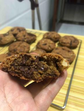 烤至表面金黄即可。外酥里嫩，香气十足，浓浓的巧克力，核桃，各种香味。一口气吃三个，哈哈哈。