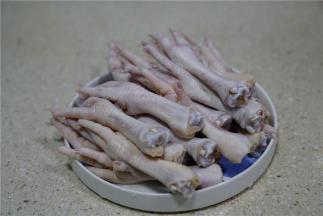 备好所用食材。如图这里我分一半卤一半泡。