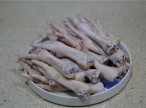 备好所用食材。如图这里我分一半卤一半泡。