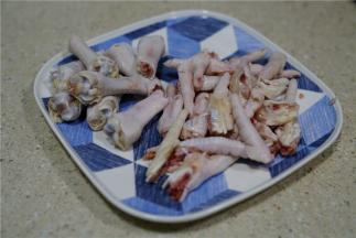 将鸡爪剪切好备用。